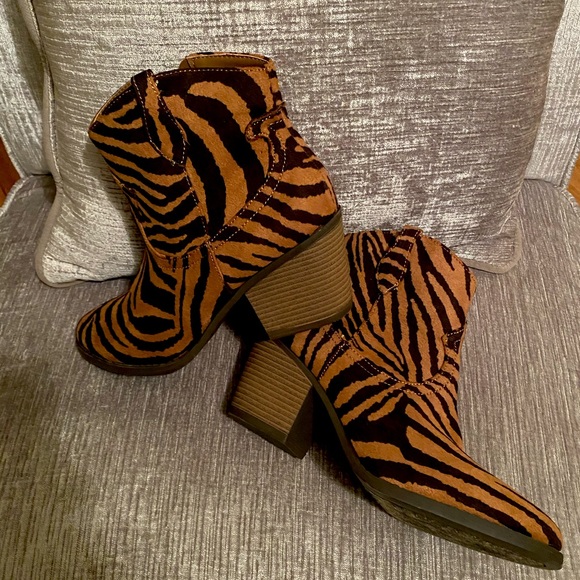 Leopard print booties size 9 (true to size) worn once. - Picture 2 of 2